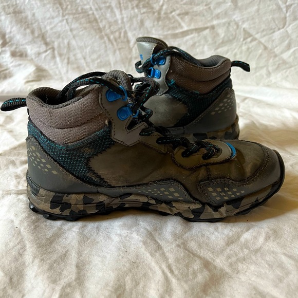 Boys size 2 Teva hiking boots - Picture 1 of 5